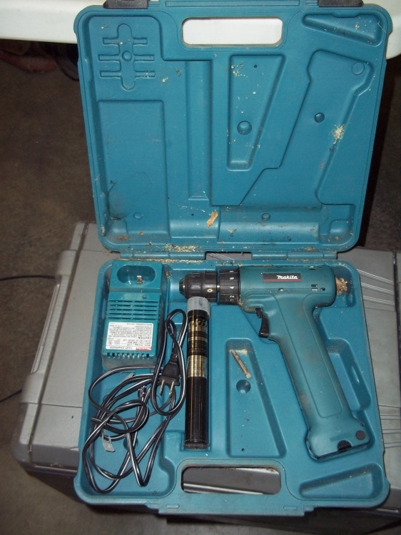 lot 215 image: Makita Rechargeable Drill