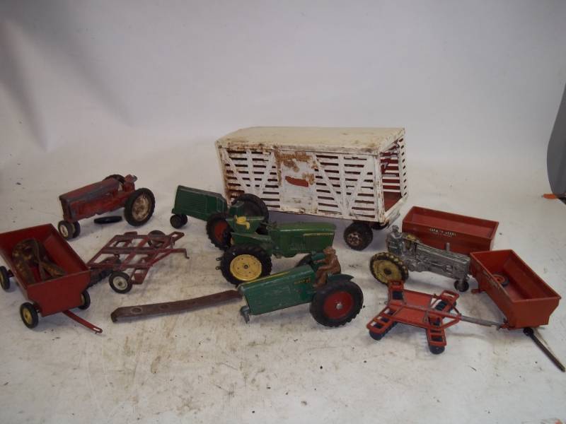 lot 216 image: Vintage Toy Farm Equipment, Toy John Deere Farm Equipment