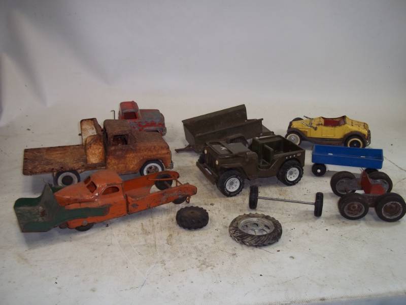 lot 220 image: Vintage Toy Truck and Car Assortment, Tonka Army Car
