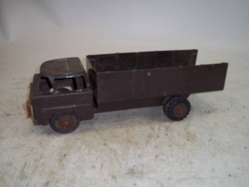 lot 226 image: Vintage Marx Toy Dump Truck