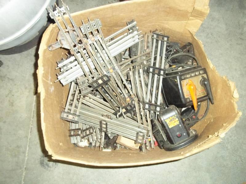 lot 259 image: Vintage Lionel O Gauge Train Track with transformer