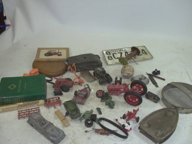 lot 278 image: Vintage Toy Assortment, Crayola Special Edition Crayons