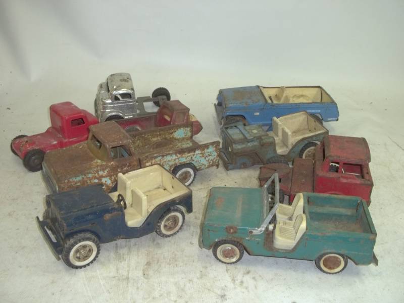 lot 281 image: Vintage Toy Truck and Car Assortment