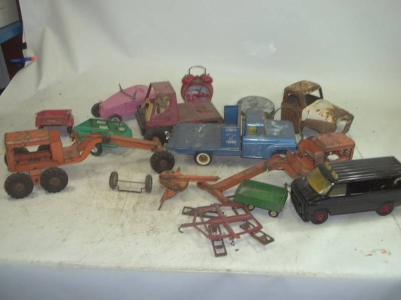 lot 282 image: Vintage Toy Truck and Car Assortment