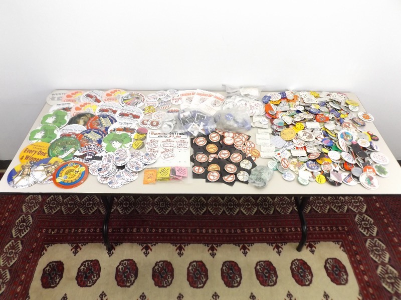 lot 9 image: HUGE Lot of Vintage Pinback Buttons