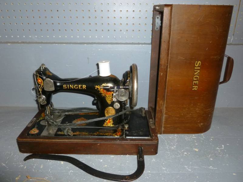 lot 5 image: Vintage Sewing Machine