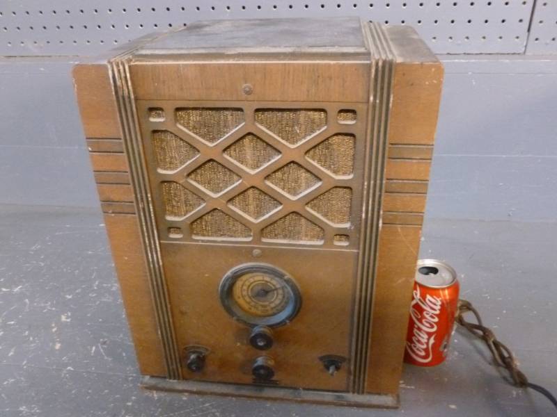 lot 7 image: Vintage Radio