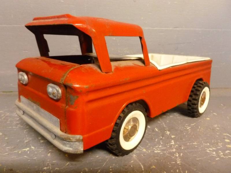 lot 15 image: Vintage Structo