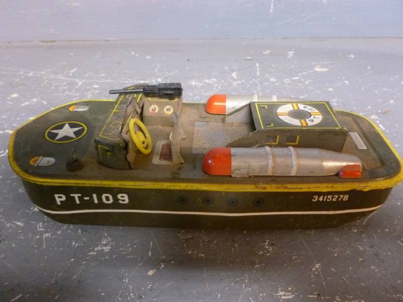 lot 18 image: Vintage Tin Toy