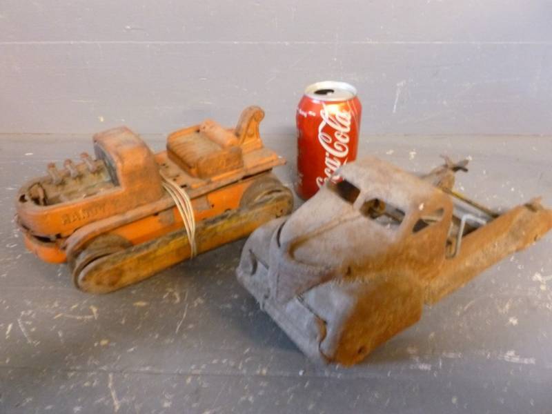 lot 19 image: Vintage Toys