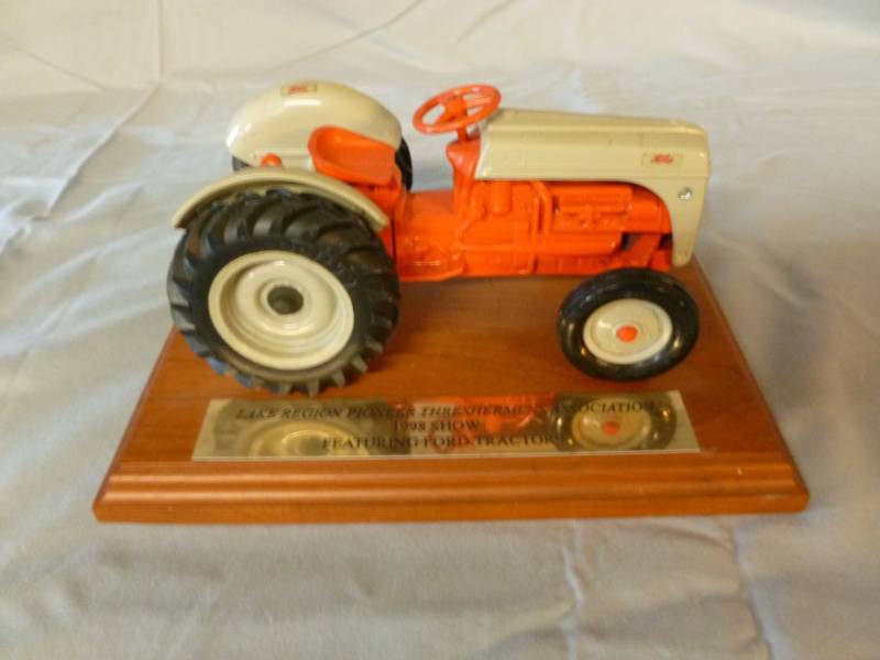 lot 21 image: Ertl Tractor