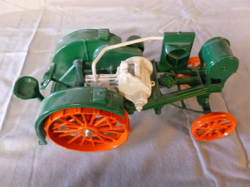 lot 22 image: Ertl Tractor