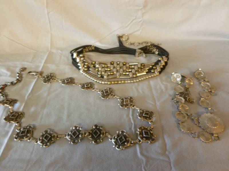 lot 61 image: Jewelry