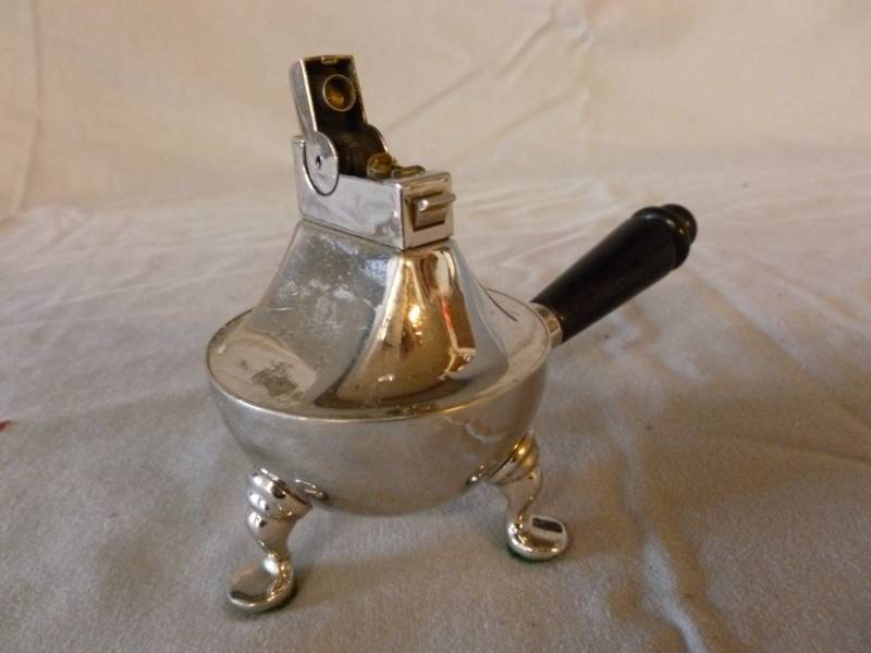lot 75 image: Vintage Table Lighter