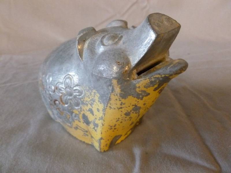 lot 79 image: Vintage Coin Bank