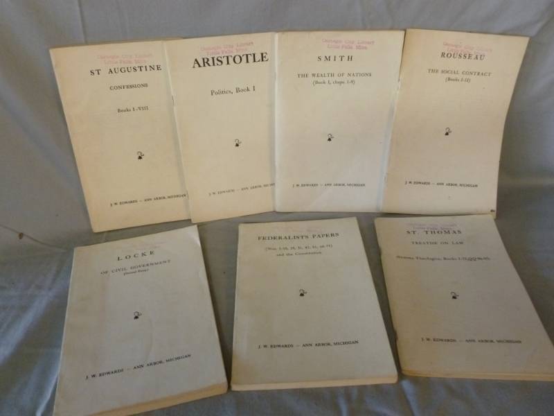 lot 106 image: Vintage Booklets