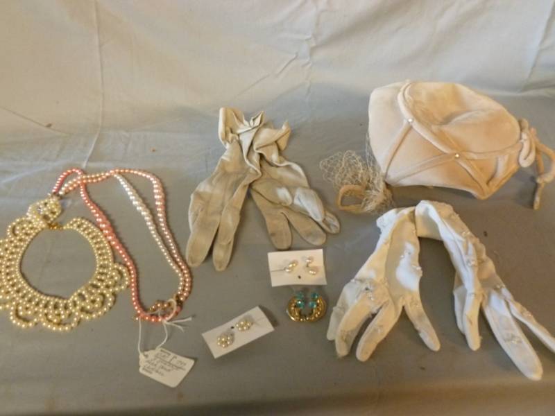 lot 113 image: Vintage Jewelry