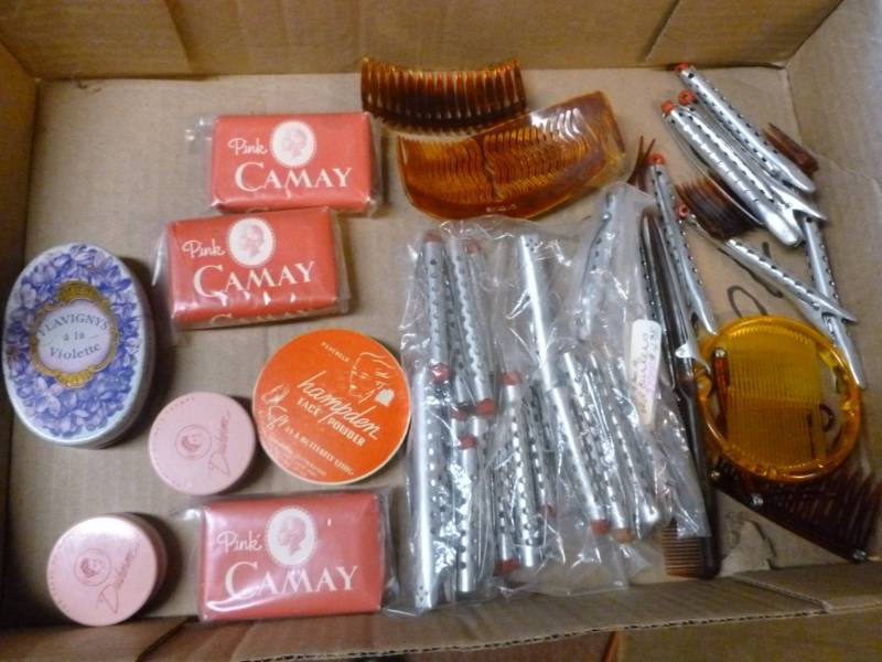 lot 116 image: Vintage Beauty Items