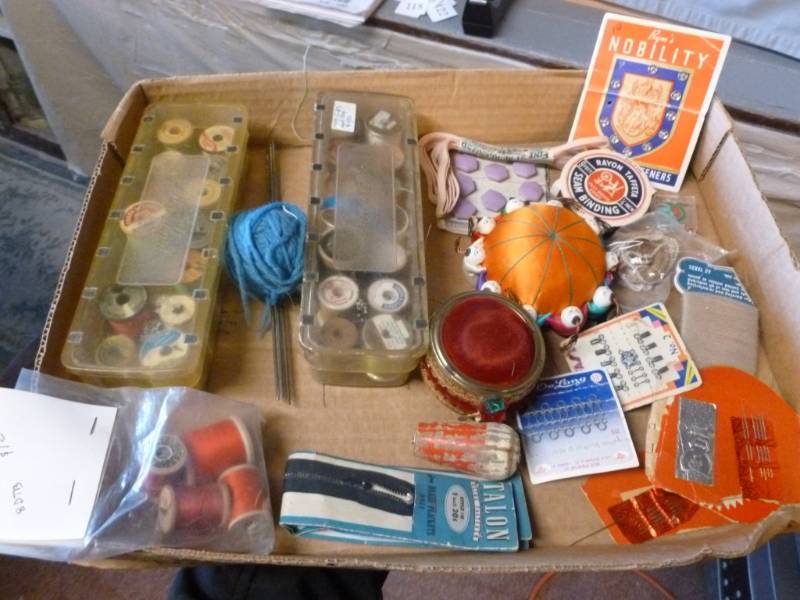 lot 118 image: Vintage Sewing Items