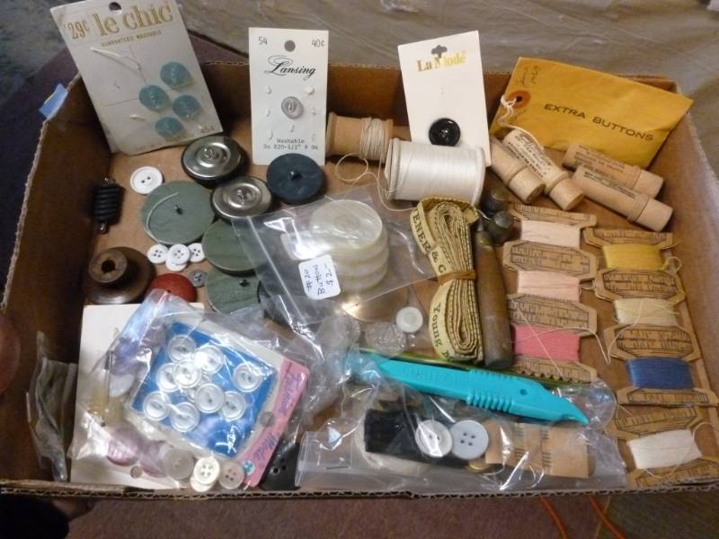 lot 124 image: Vintage Sewing Items
