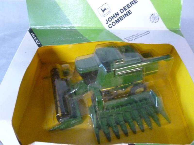 lot 152 image: Ertl - John Deere Tractor