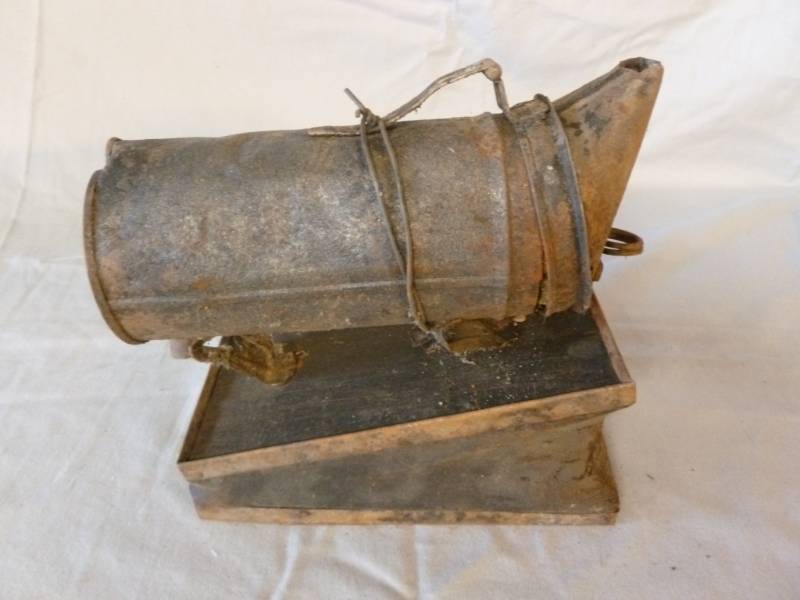 lot 171 image: Antique Bee Duster