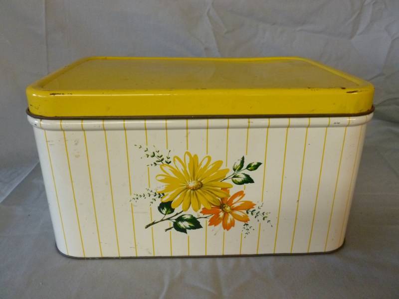 lot 176 image: Vintage Bread Box