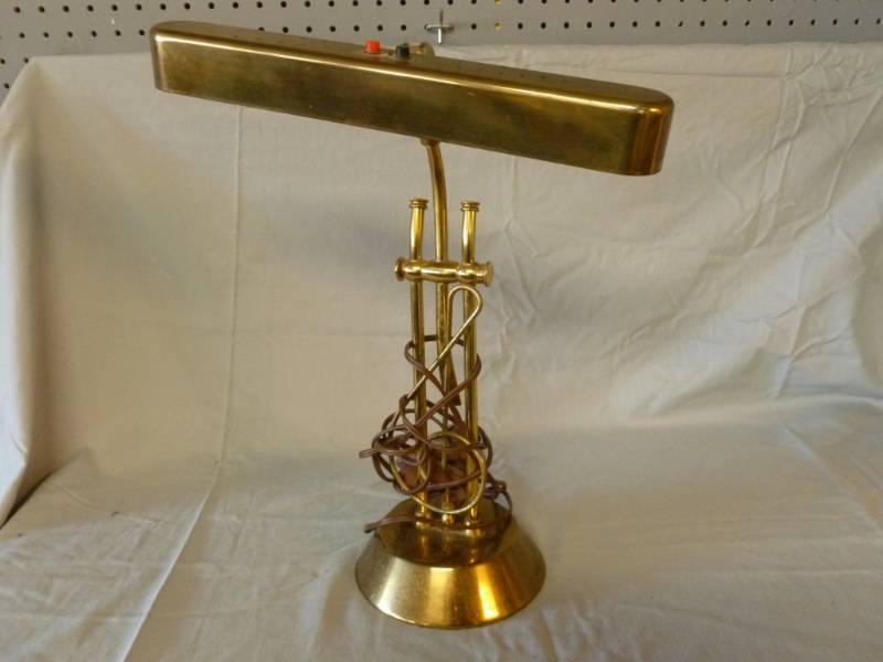 lot 190 image: Vintage Brass Lamp