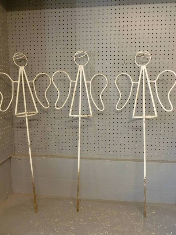 lot 229 image: Yard Decorations