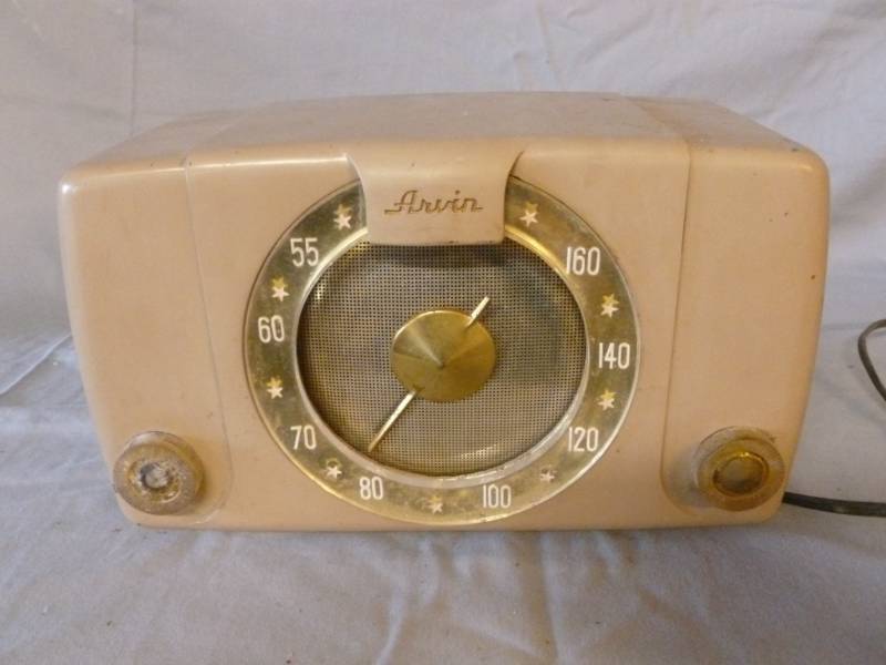 lot 230 image: Vintage Radio
