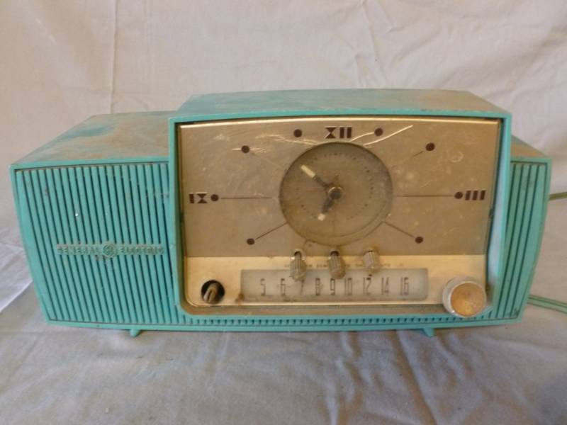 lot 231 image: Vintage Radio