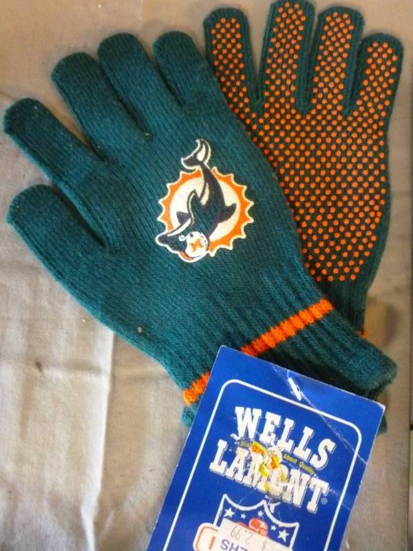 lot 250 image: New Golf Gloves