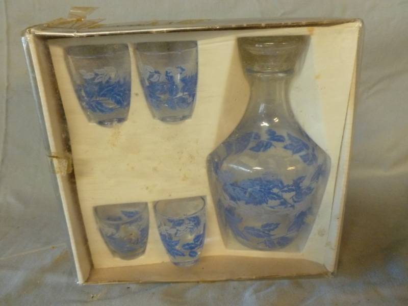 lot 252 image: Vintage Glass Set