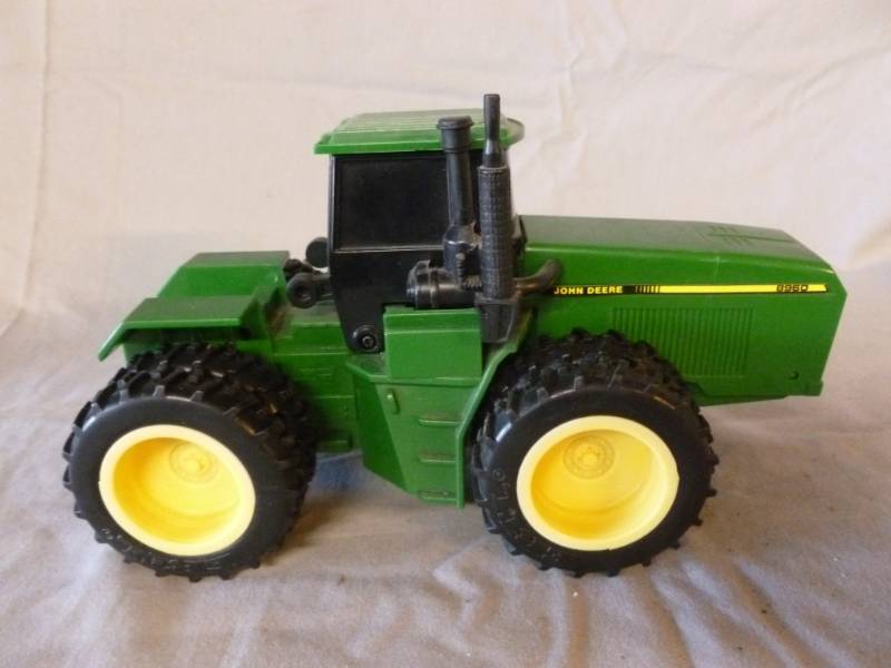 lot 255 image: Ertl - John Deere Tractor
