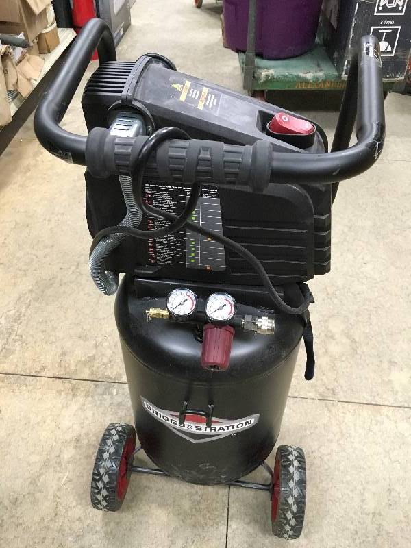 lot 1 image: Briggs & Strattion 10 Gallon 150PSI Max Upright AirCompressor used in good working condition