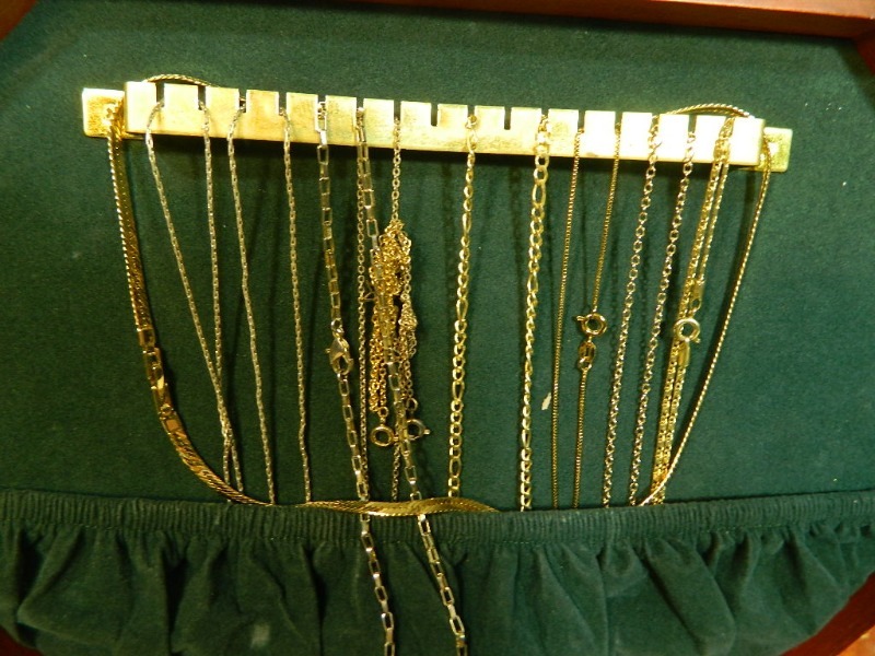 lot 1 image: Jewelry Box Full of Jewelry