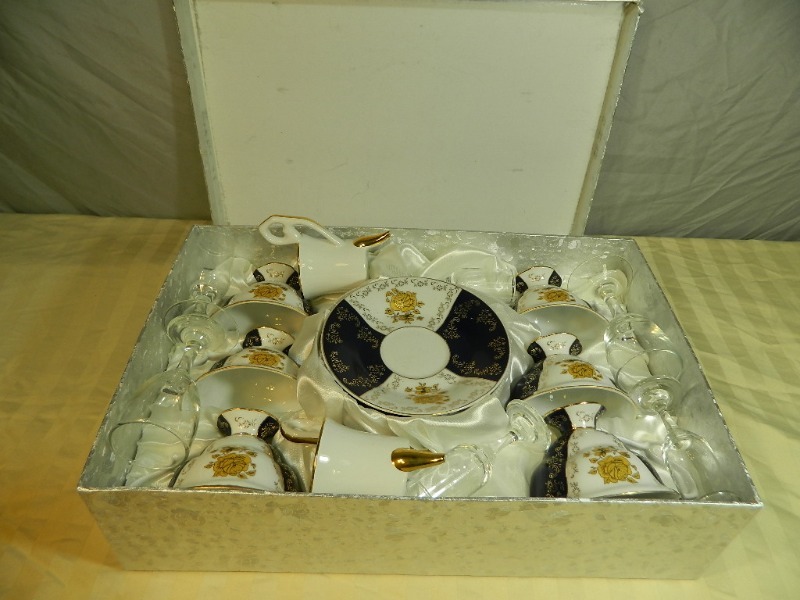 lot 2 image: Beautiful China Set