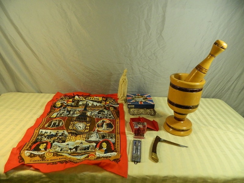 lot 7 image: Collectibles