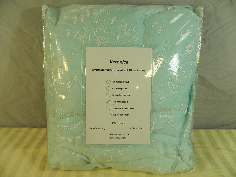 lot 12 image: King Bedspread