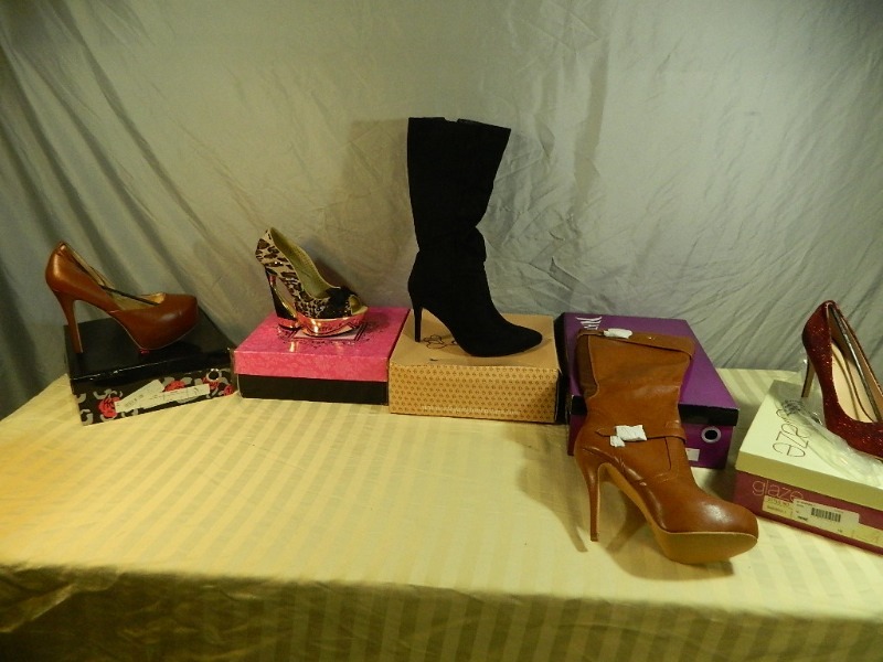 lot 26 image: 5 Pairs of Womens Shoes