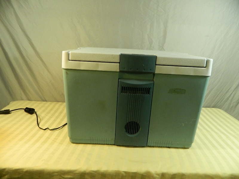 lot 41 image: Rubbermaid 12 Volt Cooler