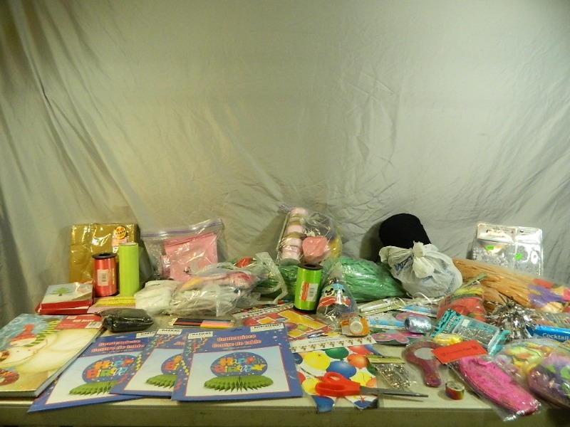 lot 74 image: Craft and Party Decor