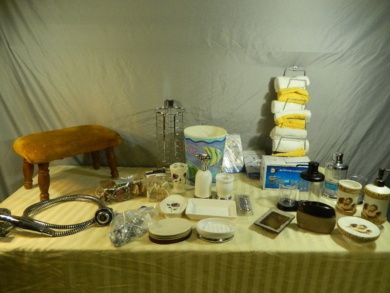 lot 88 image: Bathroom Accessories