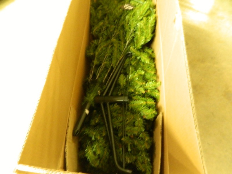 lot 109 image: 7.5 Ft PreLit Christmas Tree