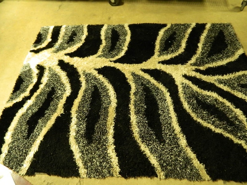 lot 114 image: Area Rug