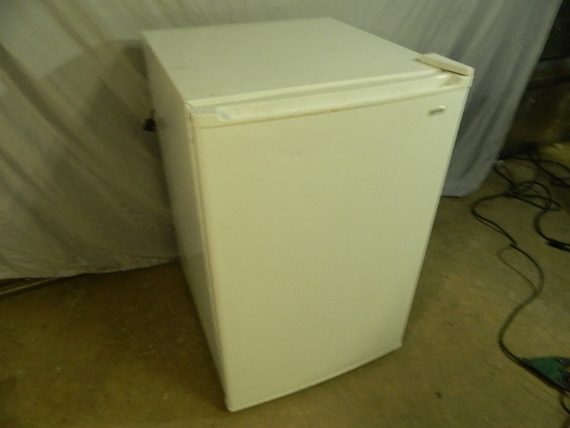 lot 123 image: Kenmore Dorm  Mini Fridge
