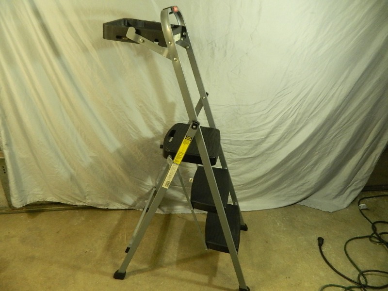 lot 125 image: Nice Rubbermaid Folding Step Ladder