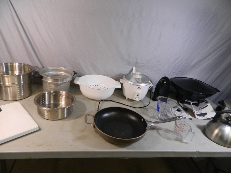 lot 130 image: Kitchen Items