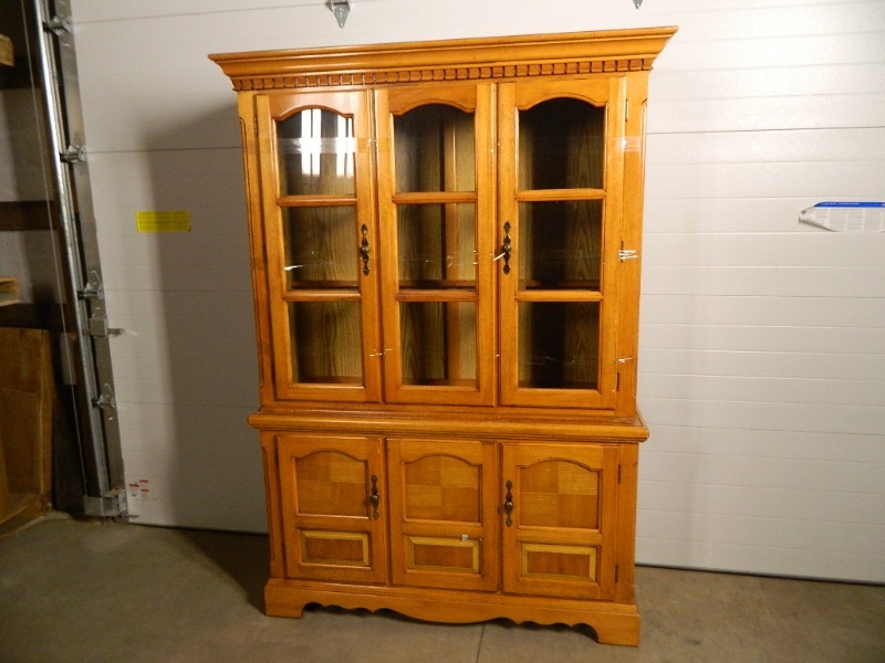 lot 137 image: 2 Piece Hutch