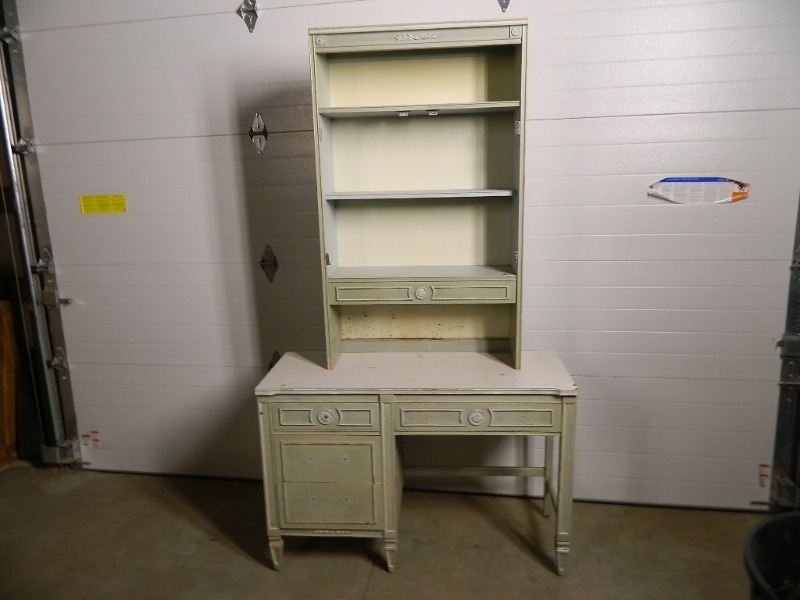 lot 139 image: Desk with Hutch